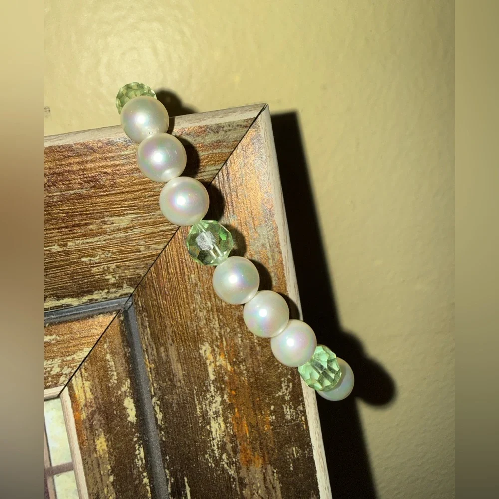 Elegant Pearl and Green Bead Bracelet - Picture 1 of 3